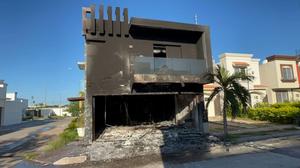 Grupo armado incendia residencias de lujo en Portalegre, al norte de Culiacán