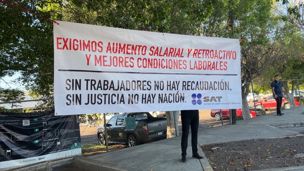Trabajadores del SAT en Ciudad Obregón se manifiestan por mejoras salariales y laborales
