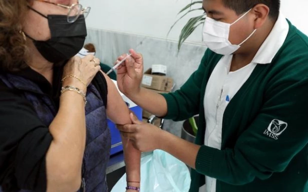 Inicia la campaña de vacunación contra covid e influenza