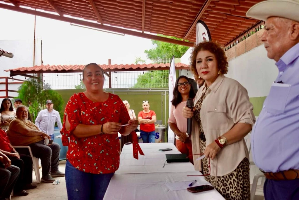 Se brinda asesoría a familias para adquirir una vivienda