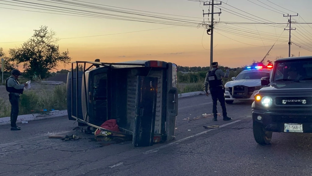 Padre e hijo resultan ilesos tras aparatosa volcadura al norte de Culiacán