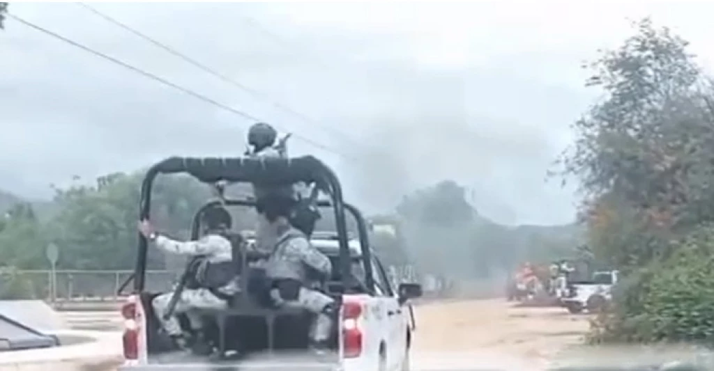 Muere un militar durante enfrentamientos en Tepuche, queman una patrulla de la Guardia Nacional