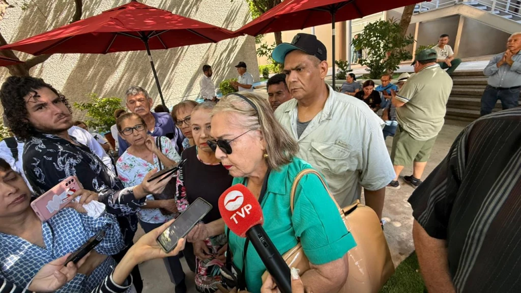 Trabajadores y jubilados de la UAS se manifiestan en el Congreso de Sinaloa contra amenazas de retención salarial