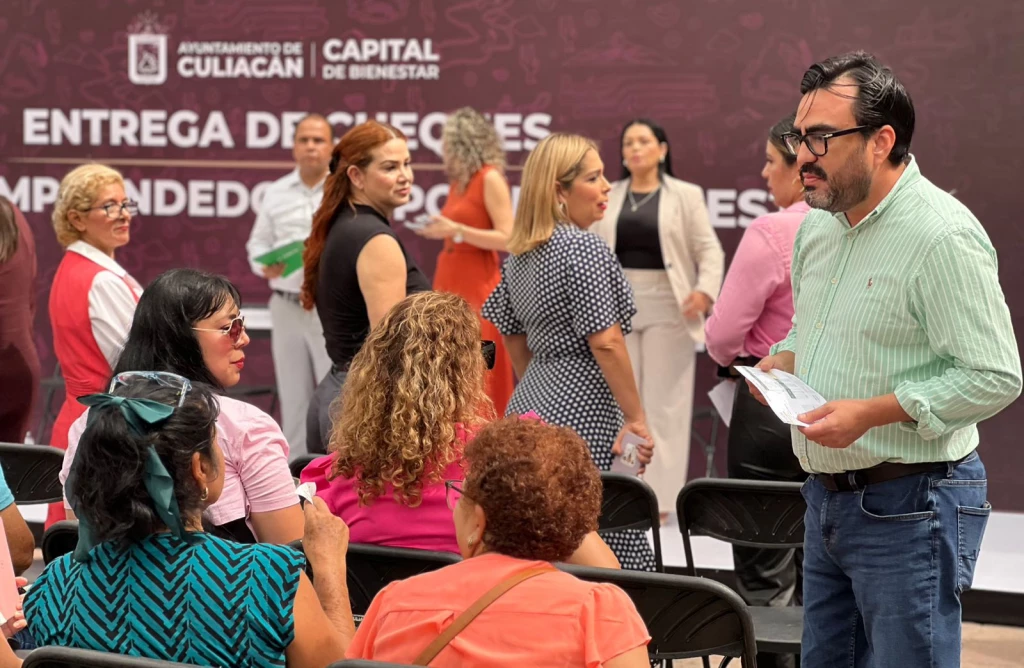 Entregan en Culiacán cheques a mujeres emprendedoras