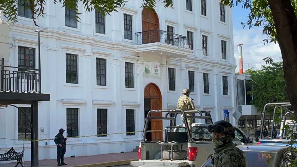 Muere joven atacado a balazos frente al Ayuntamiento de Navolato