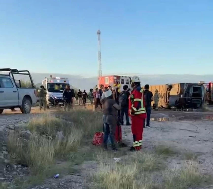 Sube a 7 muertos tras volcadura de autobús en la Guaymas-Hermosillo