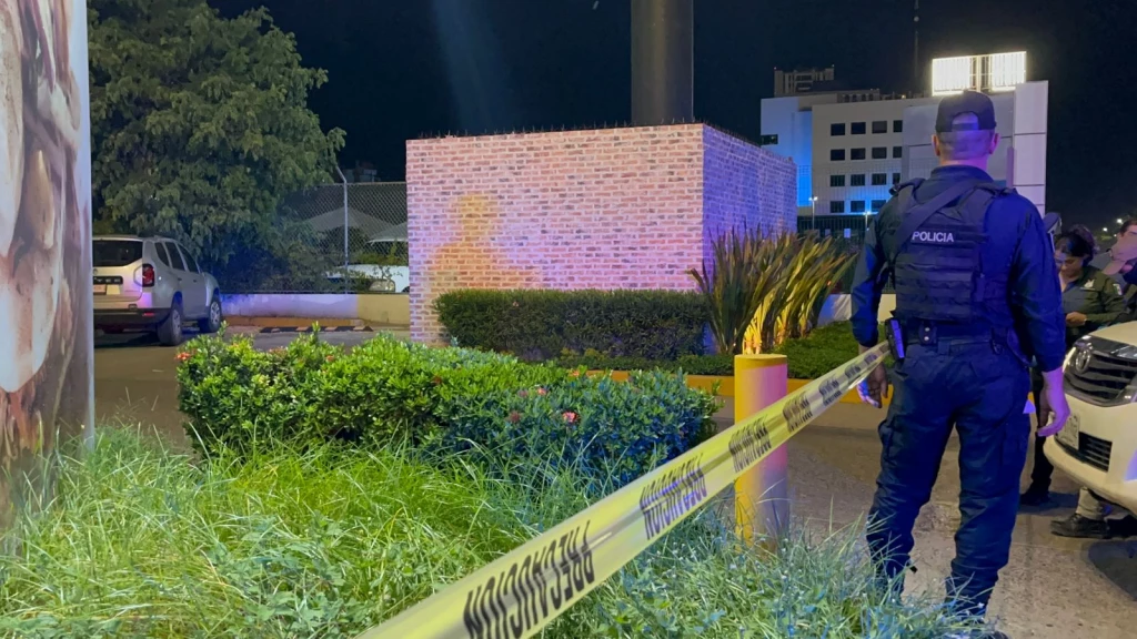 Asesinan a hombre en estacionamiento de Tres Ríos en Culiacán; dejan mensaje dirigido a mando de la Fiscalía
