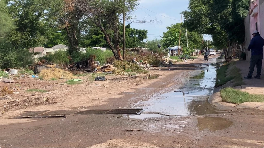 Varias cuadras comprende derrame de aguas negras en fraccionamiento Virreyes de Los Mochis