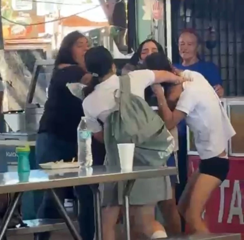 Riña entre estudiantes en el mercado zona 030 de Los Mochis se viraliza en redes sociales