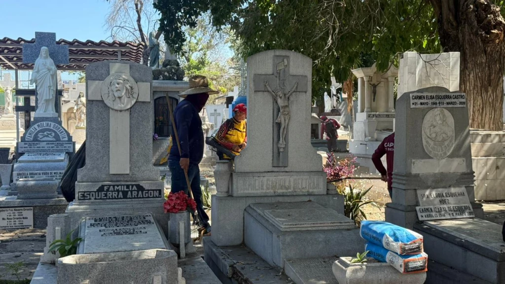Ayuntamiento de Culiacán prepara panteones para el Día de Muertos