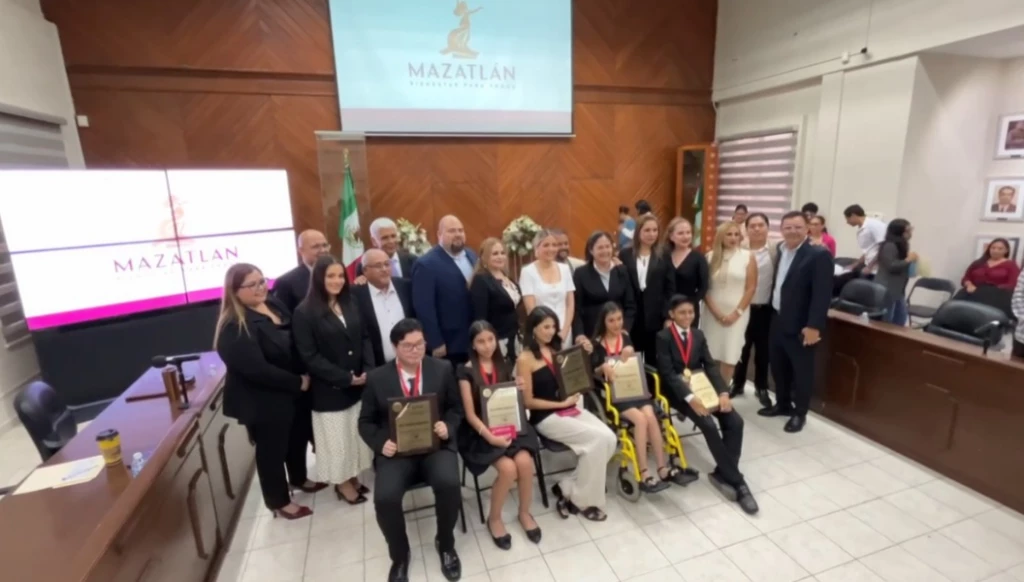 Jóvenes de Mazatlán reciben el Mérito Juvenil 2025 por su talento y compromiso