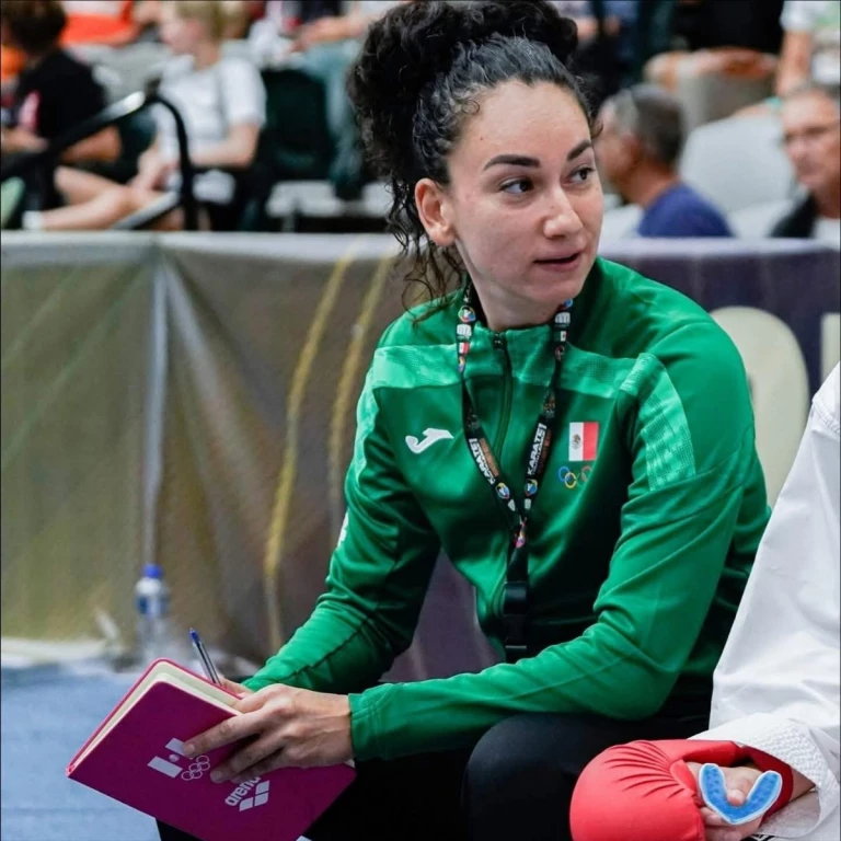 Entrenadora sonorense hace historia en el karate mundial 
