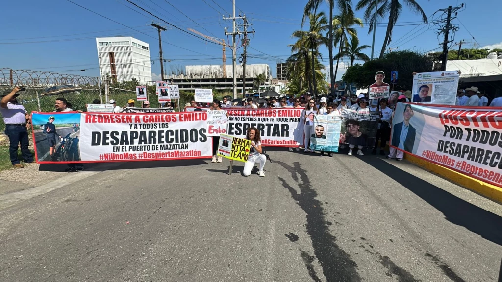 Se manifiestan para exigir la localización de Carlos Emilio y de decenas de desaparecidos en Mazatlán