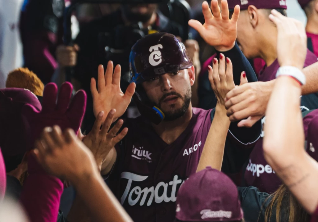 Tomateros derrota 10-2 a los Venados para quedarse con la serie
