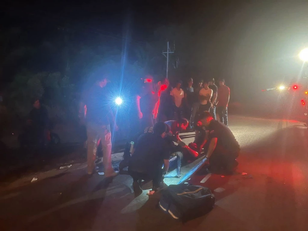 Motociclistas resultan lesionados en choque frente a estadio de béisbol en Villa Unión