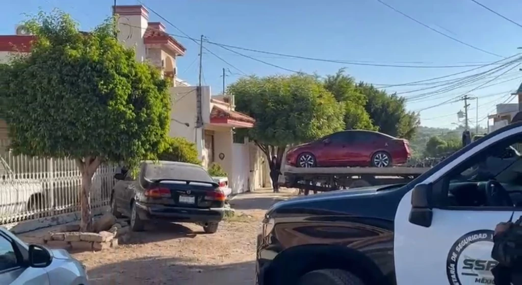 FGR catea dos domicilios en Culiacán; aseguran vehículo y detienen a dos