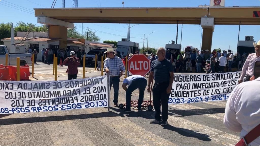 ¡Atención! Agricultores del norte de Sinaloa protestan en la caseta de San Miguel