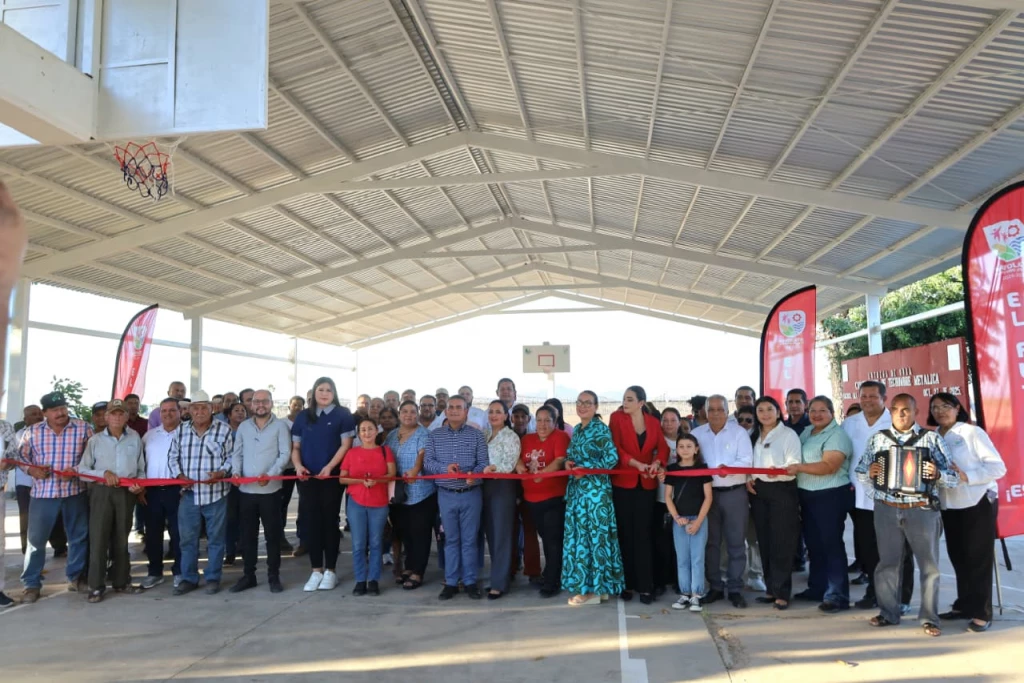 Entrega el alcalde Jorge Bojórquez a la comunidad de Bachoco techumbre metálica