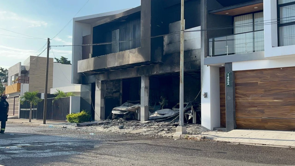 Atacan y queman dos residencias en Culiacán