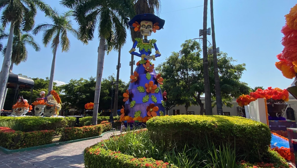 Grandes catrinas, calaveritas y cempasúchil adornan la Plazuela Machado de Mazatlán