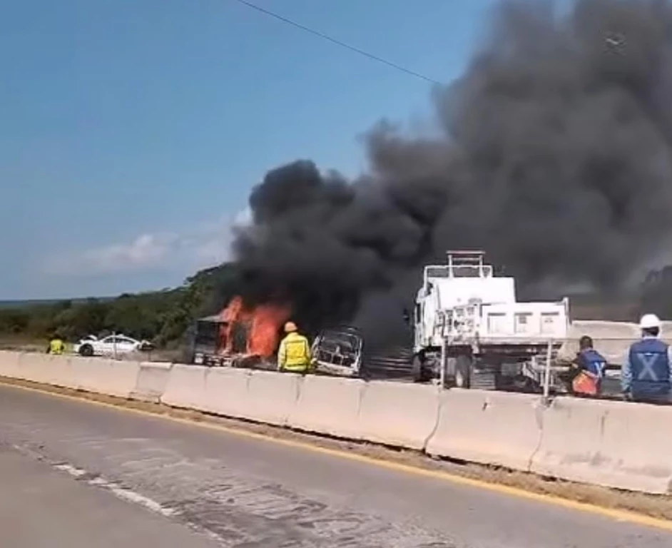 Se incendia tráiler tras choque contra dos patrullas de la Guardia Nacional