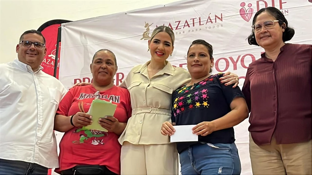 Reciben apoyo económico madres solteras de Mazatlán