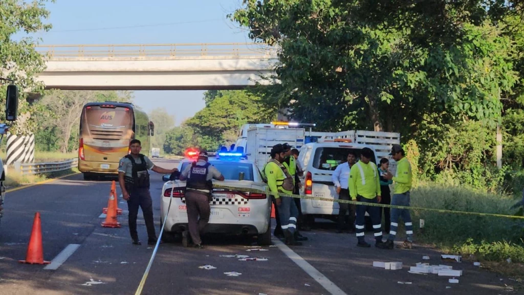 Muere joven chofer tras volcadura de camión de carga en la autopista Culiacán–Mazatlán