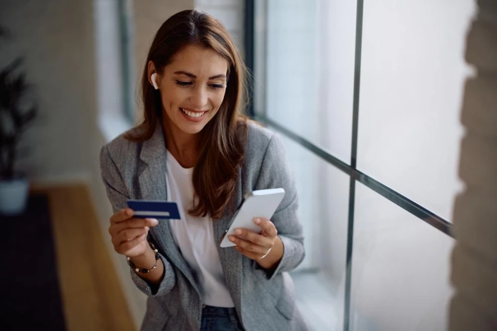 Pasos e información clave de cómo sacar una tarjeta de crédito por primera vez