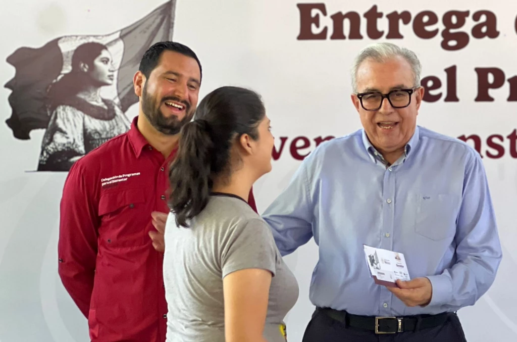 Entregan tarjetas a Jóvenes Construyendo el Futuro