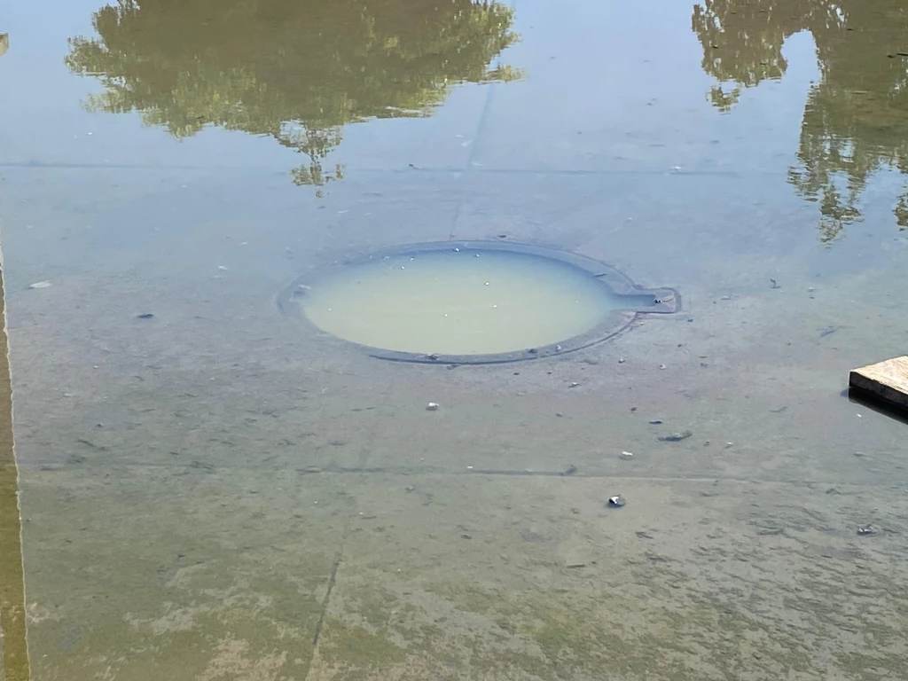 ¡Entre la pestilencia! Denuncian drenajes colapsados en Canteras 5 en Los Mochis