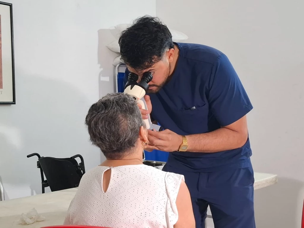 Atienden a más de 70 personas en jornada de salud ocular de Cáritas Mazatlán