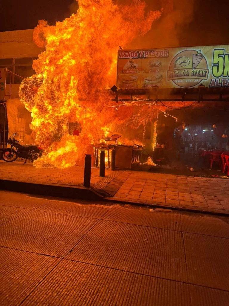 Explosión en local de tacos sobre la Avenida del Mar moviliza a autoridades en Mazatlán