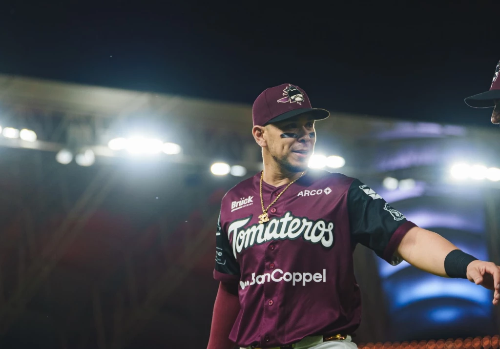 Joey Menese firma para Ligas Menores de los Atleticos