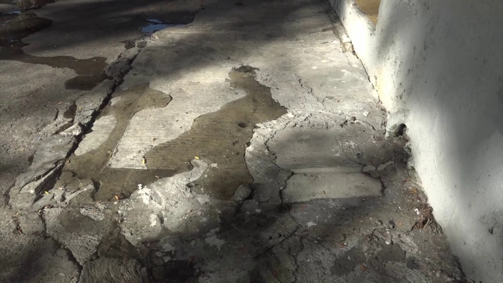 Reportan afectaciones por drenaje en esquina de las avenidas Miguel Alemán y Teniente Azueta de Mazatlán
