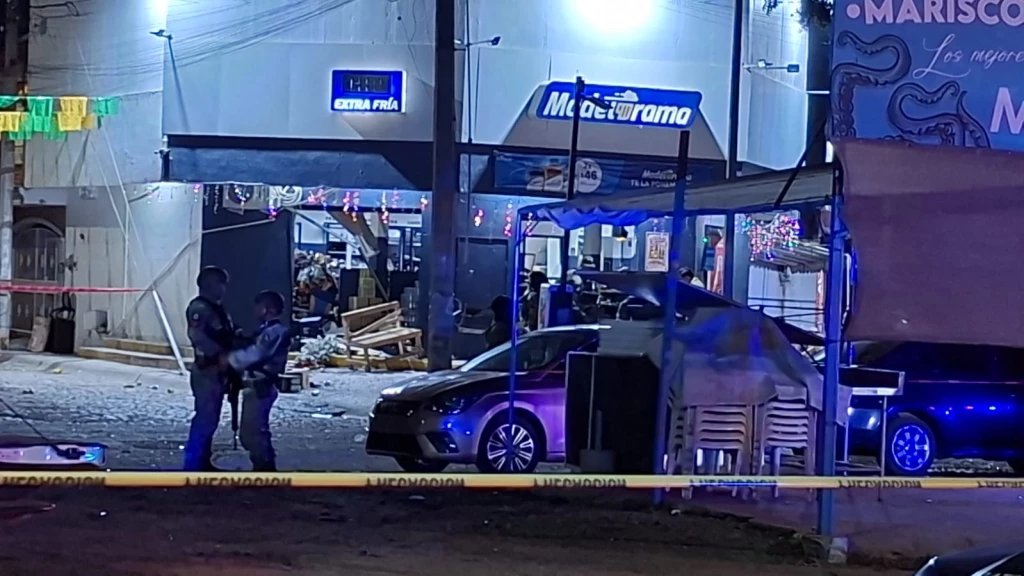 Lanzan artefacto explosivo a expendio de cerveza en Mazatlán; una mujer resultó lesionada