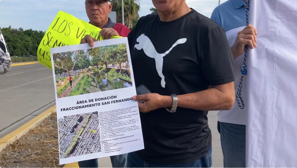 Vecinos del sur de Los Mochis toman nuevamente el bulevar Rosales en protesta por las áreas verdes