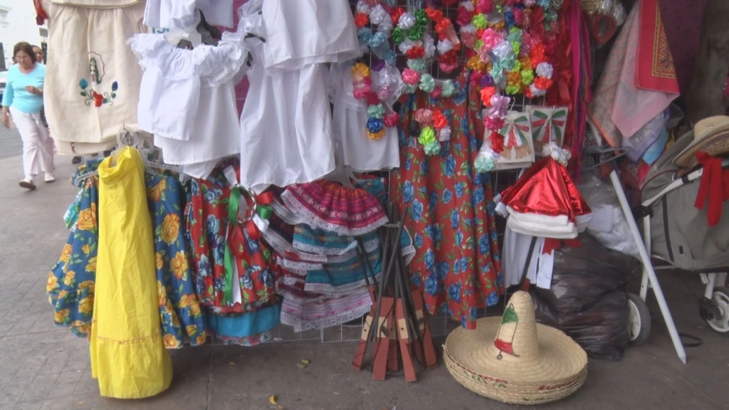 Ventas de trajes revolucionarios repuntan en Culiacán tras años de baja actividad