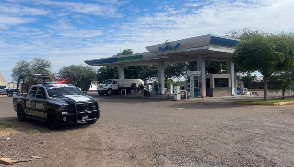 Hombre es atacado a balazos en gasolinera de Providencia