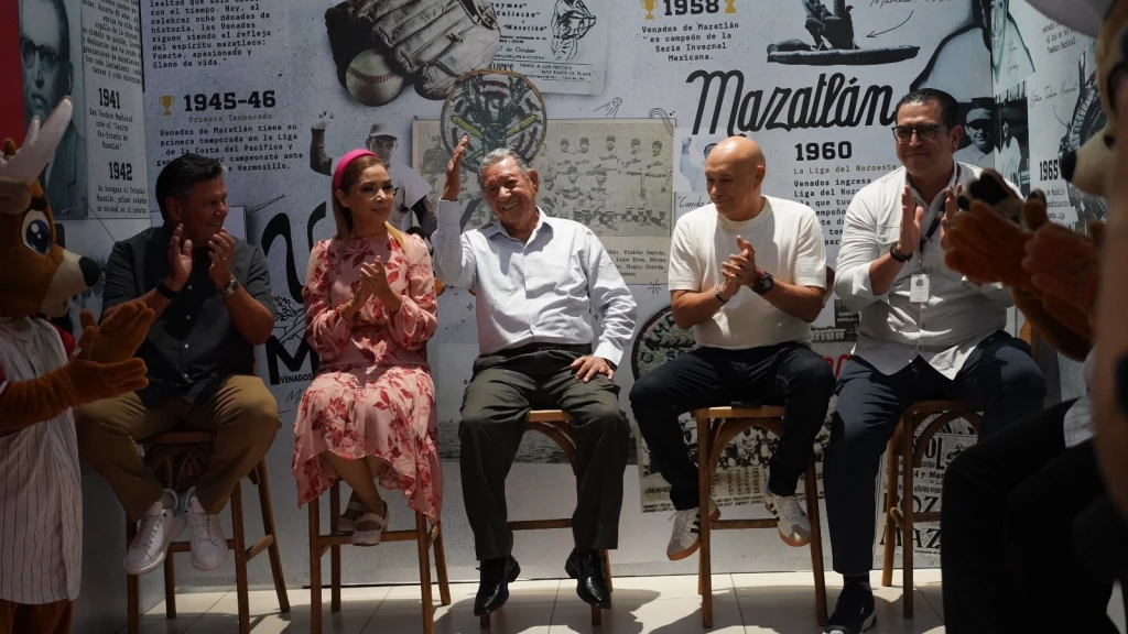Juan José Pacho y Juan Lizárraga develan su estrella en el Paseo de la Fama de Venados