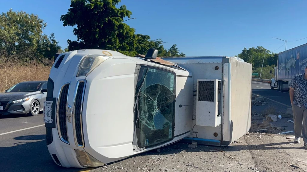 Empleado de cremería resulta gravemente herido al volcar camioneta refrigerada en La Costerita, en Culiacán