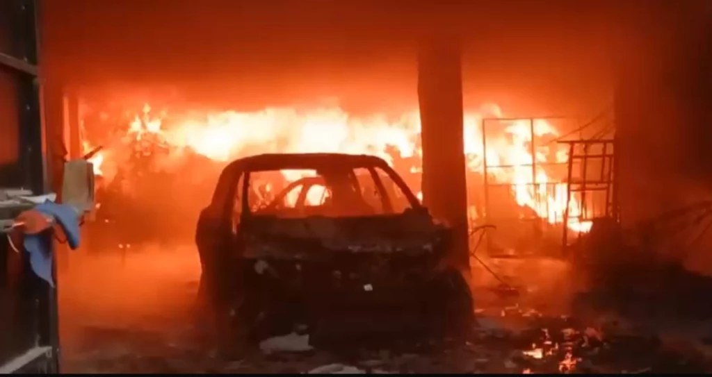 Se incendia bodega de telas en Escuinapa