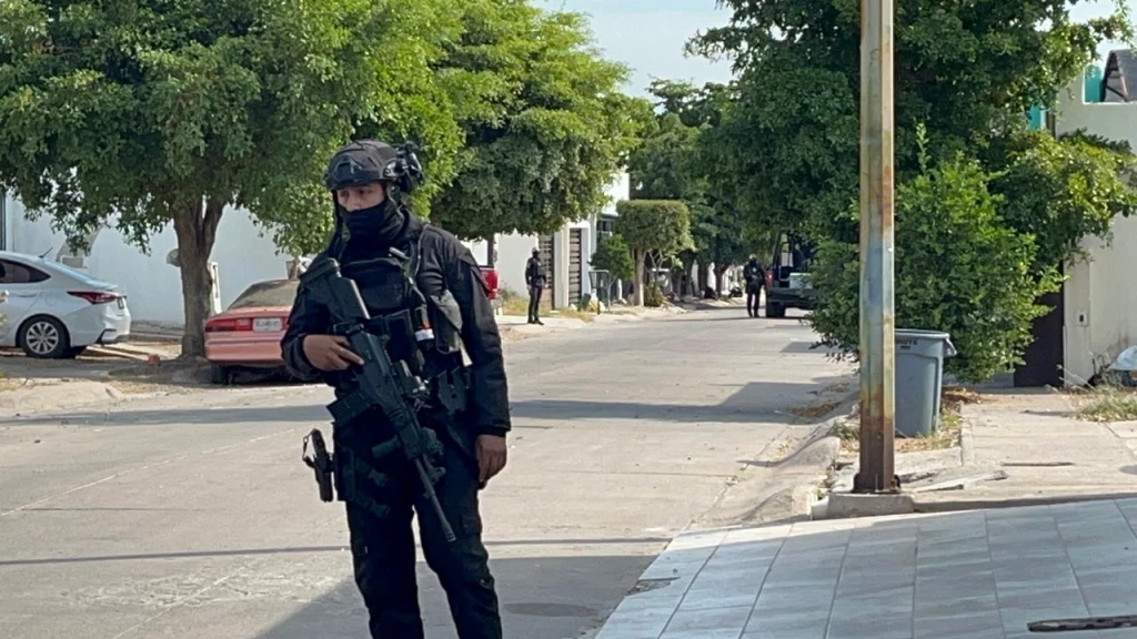 Fuerzas Armadas aseguran inmuebles con droga y armamento en Culiacán