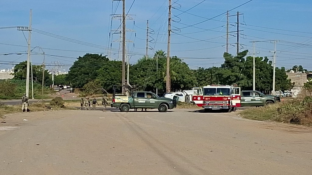 Se vuelca camioneta de gasolina tras evadir orden de alto en Mazatlán