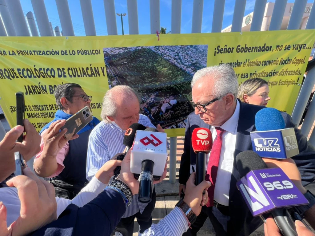 Ciudadanos protestan en el Congreso en Sinaloa