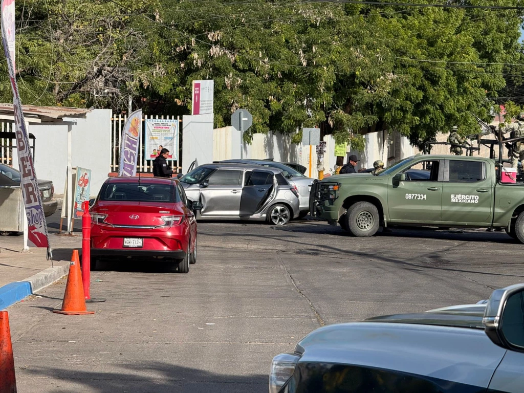 Balacera y persecución desatan caos en el sur de Culiacán; tres vehículos chocados y personas retenidas