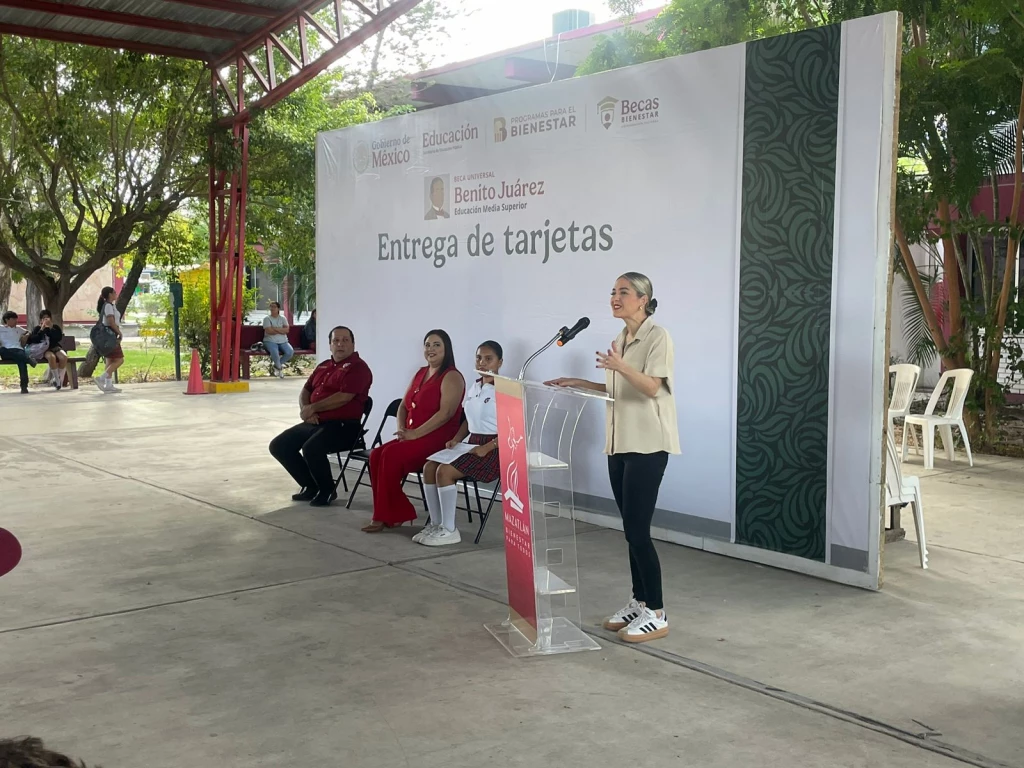 Entregan a 617 estudiantes de Mazatlán tarjeta para la Beca Benito Juárez