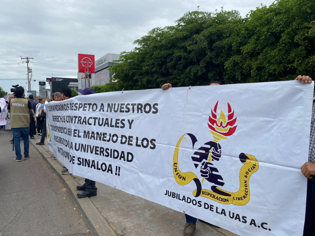 Personal jubilado de la UAS, se manifiestan en el Congreso de Sinaloa y bloquean el bulevar Pedro Infante
