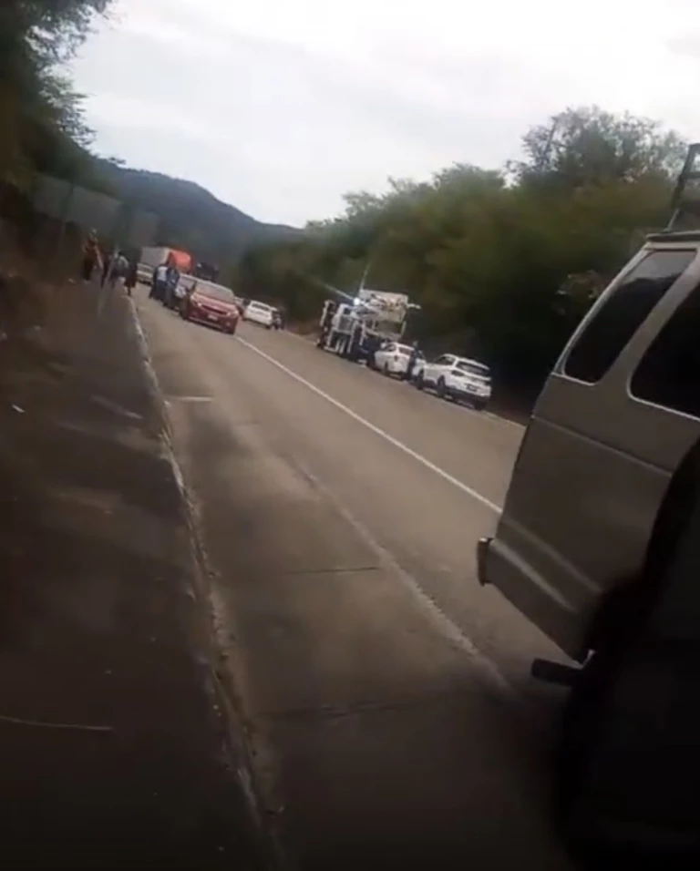 Sujetos armados atacan a balazos a elementos de la Guardia Nacional sobre la Mazatlán - Durango
