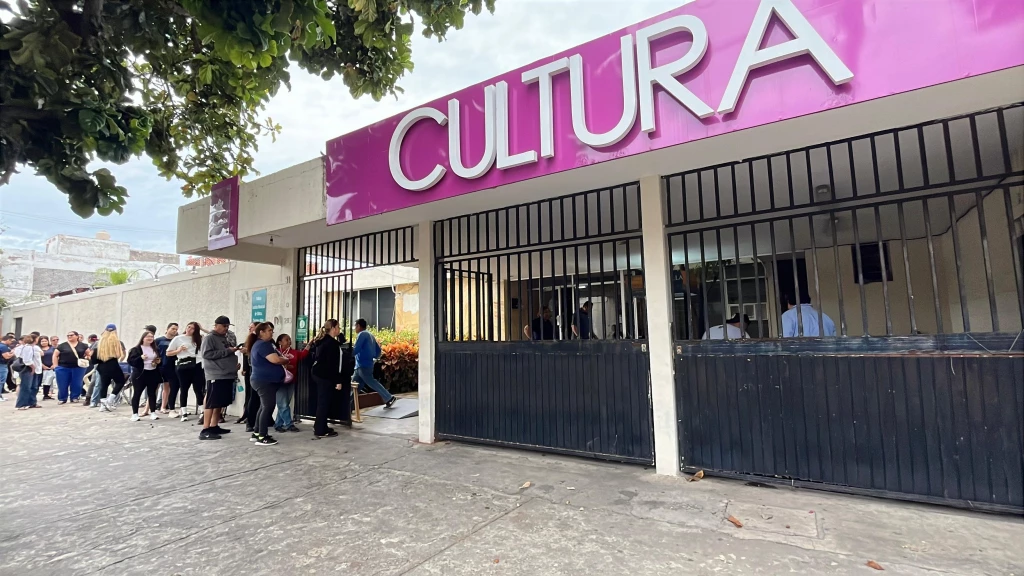 Desde las 4:40 de la mañana, Mazatlecos hacen filas para comprar boletos para coronaciones