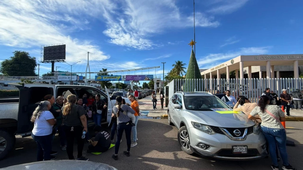 Mujeres rurales bloquean acceso al Congreso de Sinaloa; exigen integren programas eliminados del presupuesto 2026